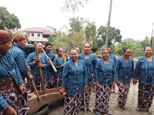 Ilustrasi warga berkumpul memainkan Gejog Lesung. (gunungapipurba.com)