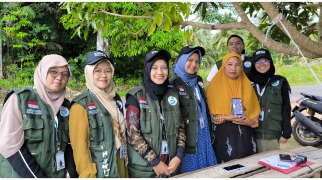 Mahasiswa KKN STAIN Sultan Abdurrahman Kepulauan Riau berfoto bersama pelaku UMKM usai kegiatan edukasi dan pendampingan pengurusan Nomor Induk Berusaha (NIB) dan sertifikasi halal di Kabupaten Bintan. (doc. pribadi)