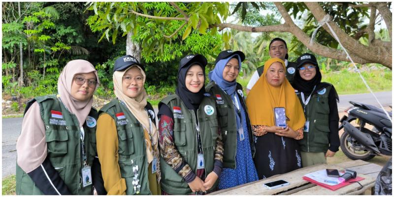 Mahasiswa KKN STAIN Sultan Abdurrahman Kepulauan Riau berfoto bersama pelaku UMKM usai kegiatan edukasi dan pendampingan pengurusan Nomor Induk Berusaha (NIB) dan sertifikasi halal di Kabupaten Bintan. (doc. pribadi)