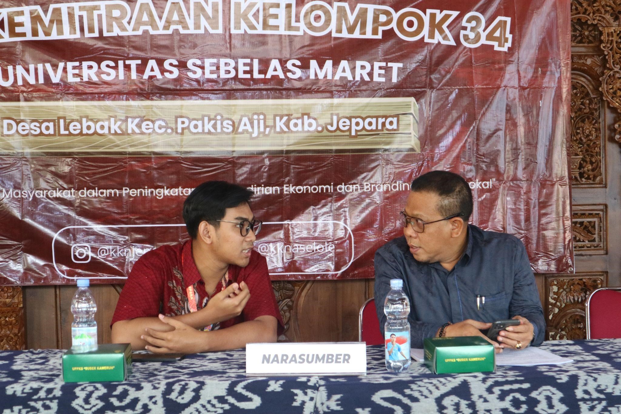Anggota DPRD Jawa Tengah Sedang Berbincang dengan Mahasiswa KKN. (doc. Pribadi)