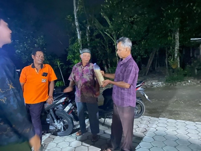 Audiens mengamati PGPR Akar Bambu yang berhasil di fermentasi. (doc. pribadi)