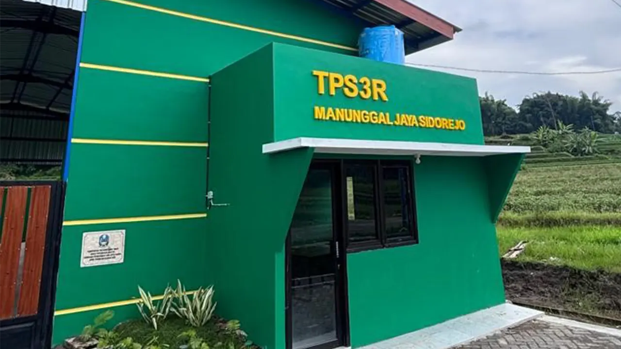 Bangunan Tempat Pengolahan Sampah Reduce, Reuse, Recycle (TPS 3R) “Manunggal Jaya” di Desa Sidorejo, Kecamatan Sidorejo, Kabupaten Magetan, yang menjadi pusat pengelolaan sampah berbasis masyarakat. (doc. pribadi)