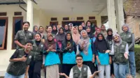 Mahasiswa Pengabdian Masyarakat UMBY berfoto bersama warga dan pelaku UMKM Dusun Dakawu, Desa Banyusidi, Kecamatan Pakis, Kabupaten Magelang, usai pelatihan inovasi sambal siap santap, Sabtu (29/1/2026). (doc. pribadi)