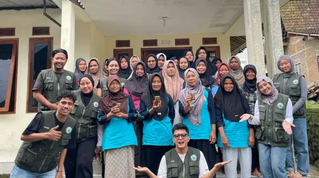 Mahasiswa Pengabdian Masyarakat UMBY berfoto bersama warga dan pelaku UMKM Dusun Dakawu, Desa Banyusidi, Kecamatan Pakis, Kabupaten Magelang, usai pelatihan inovasi sambal siap santap, Sabtu (29/1/2026). (doc. pribadi)