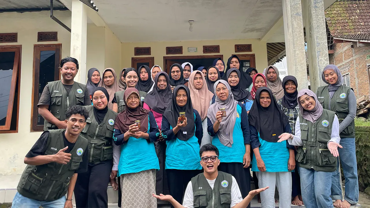 Mahasiswa Pengabdian Masyarakat UMBY berfoto bersama warga dan pelaku UMKM Dusun Dakawu, Desa Banyusidi, Kecamatan Pakis, Kabupaten Magelang, usai pelatihan inovasi sambal siap santap, Sabtu (29/1/2026). (doc. pribadi)