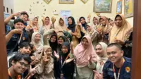 Dokumentasi bersama setelah pelaksanaan program Citrus Repellent: Pemanfaatan Limbah Kulit Jeruk bersama ibu-ibu PKK RT 2. (doc. pribadi) Dokumentasi bersama setelah pelaksanaan program Citrus Repellent: Pemanfaatan Limbah Kulit Jeruk bersama ibu-ibu PKK RT 2. (doc. pribadi)