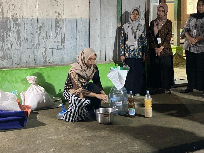 Demonstrasi pembuatan larutan nutrisi. (doc. pribadi)