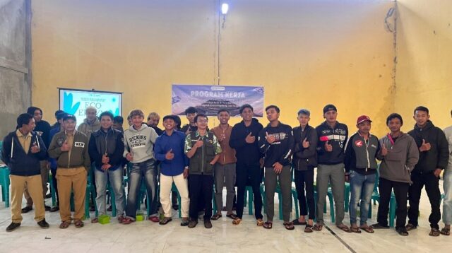 Dokumentasi bersama setelah pelaksanaan kegiatan edukasi dan demonstrasi pembuatan eco enzyme serta pestisida nabati sebagai bagian dari upaya mendorong pertanian ramah lingkungan. (doc. KKN 82 UNS)