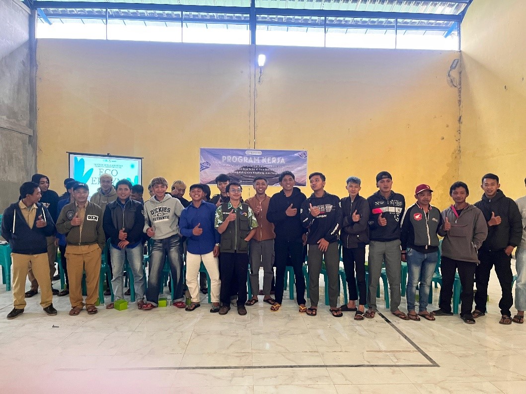 Dokumentasi bersama setelah pelaksanaan kegiatan edukasi dan demonstrasi pembuatan eco enzyme serta pestisida nabati sebagai bagian dari upaya mendorong pertanian ramah lingkungan. (doc. KKN 82 UNS)