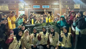 Dokumentasi bersama setelah pelaksanaan sosialisasi pembuatan yellow trap dari botol plastik bekas sebagai upaya pengendalian hama. (doc. KKN 121 UNS)