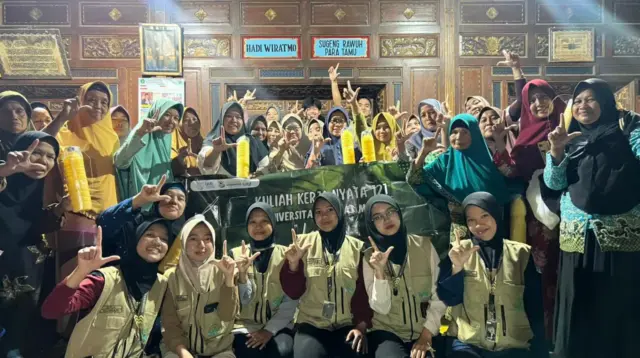 Dokumentasi bersama setelah pelaksanaan sosialisasi pembuatan yellow trap dari botol plastik bekas sebagai upaya pengendalian hama. (doc. KKN 121 UNS)