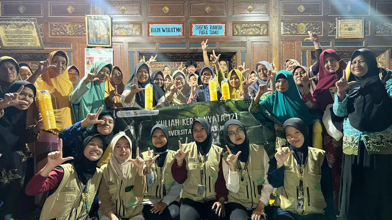 Dokumentasi bersama setelah pelaksanaan sosialisasi pembuatan yellow trap dari botol plastik bekas sebagai upaya pengendalian hama. (doc. KKN 121 UNS)