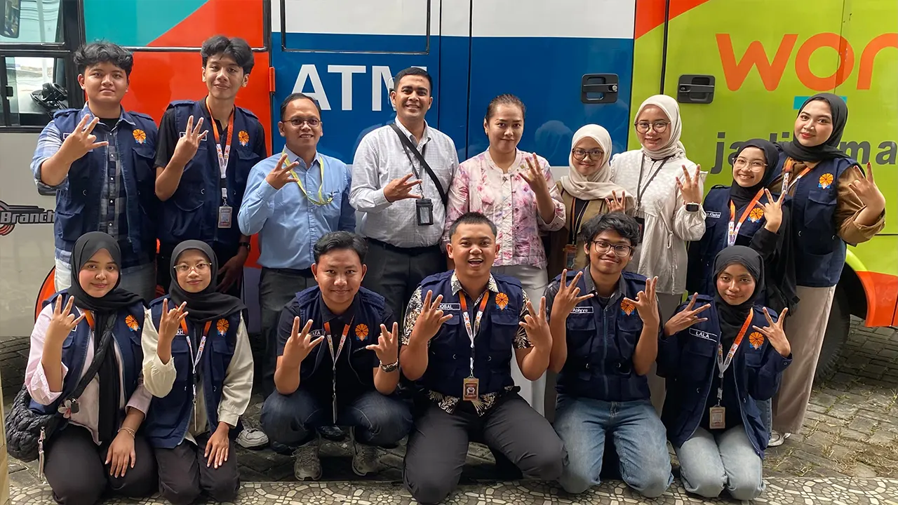 Dokumentasi bersama setelah pelaksanaan sosialisasi pengimplementasian sistem pembayaran non-tunai QRIS untuk para UMKM bersama Bank BNI di Desa Petungsewu, Kecamatan Dau, Kabupaten Malang. (doc. pribadi)