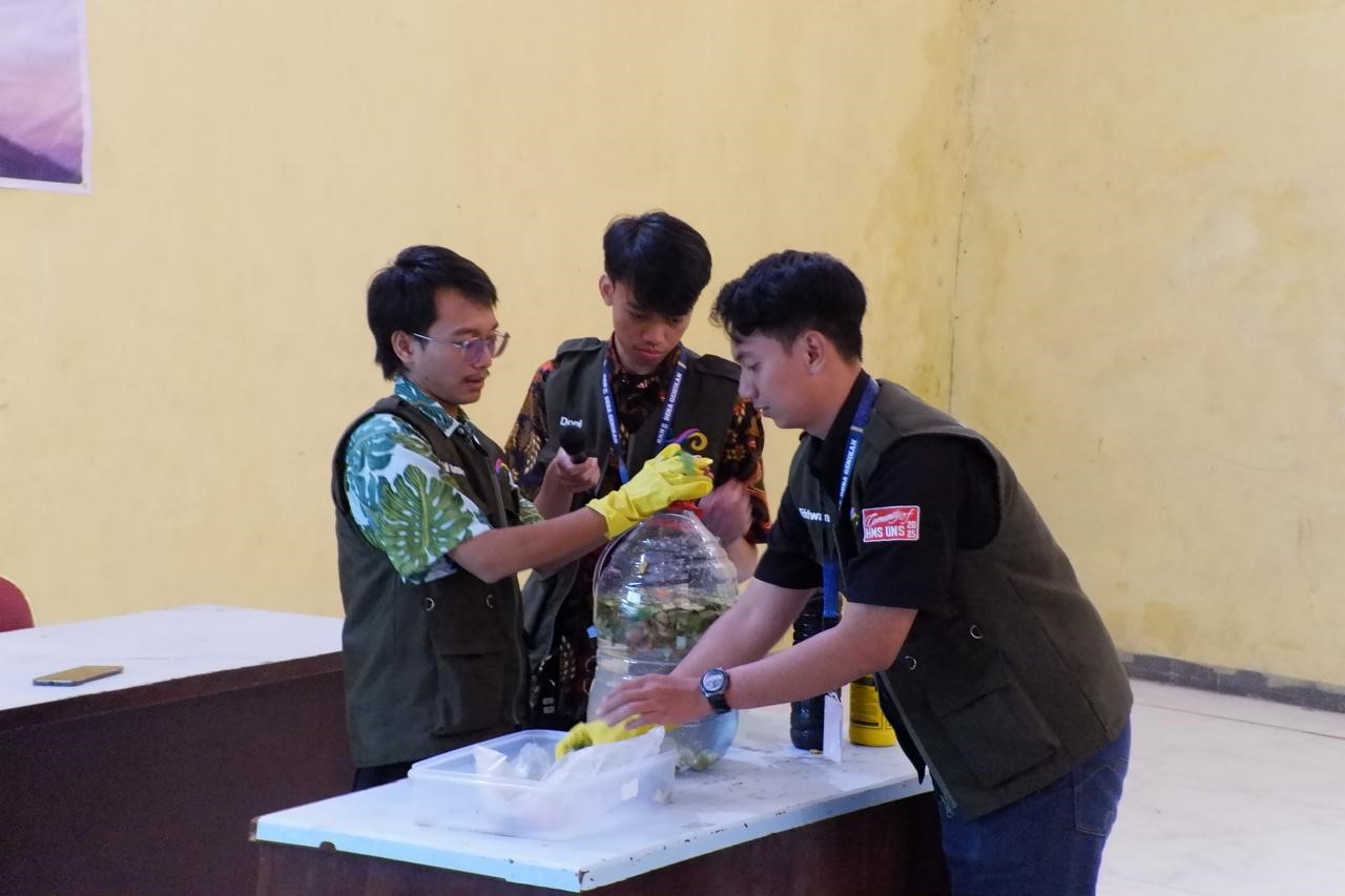 Dokumentasi mahasiswa KKN 82 sedang melakukan praktik demonstrasi langsung pembuatan eco enzyme. (doc. KKN 82 UNS)
