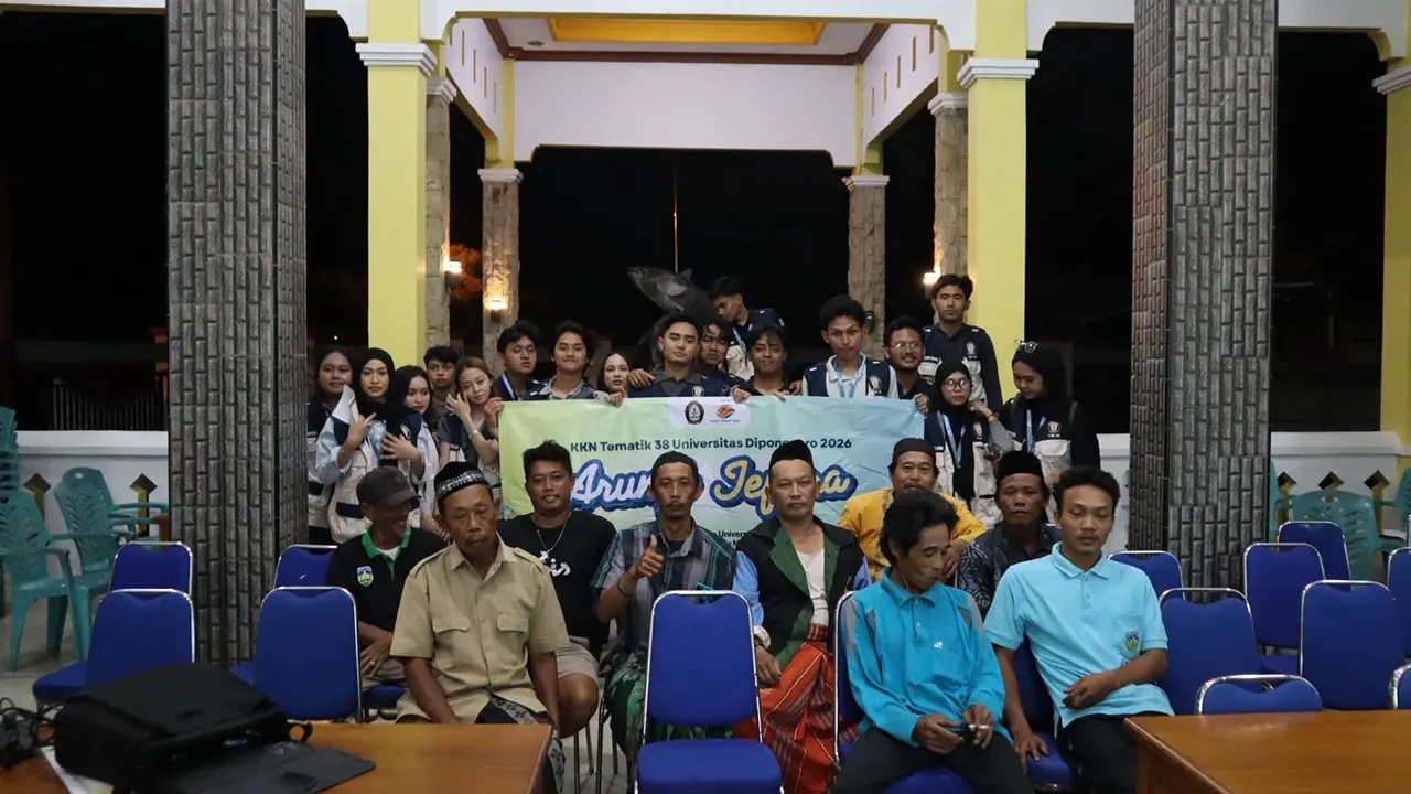 Foto bersama mahasiswa KKN-T 38 Universitas Diponegoro dan masyarakat Desa Teluk Awur usai kegiatan sosialisasi, penebaran bibit dan monitoring pengelolaan tambak bandeng sebagai upaya penguatan ketahanan pangan desa. (doc. pribadi)
