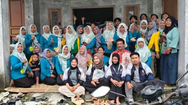 Foto bersama setelah perlaksanaan Sosialisasi RTRW ke Kelompok Tani Wanita Desa Tlogotirto. (doc. pribadi)