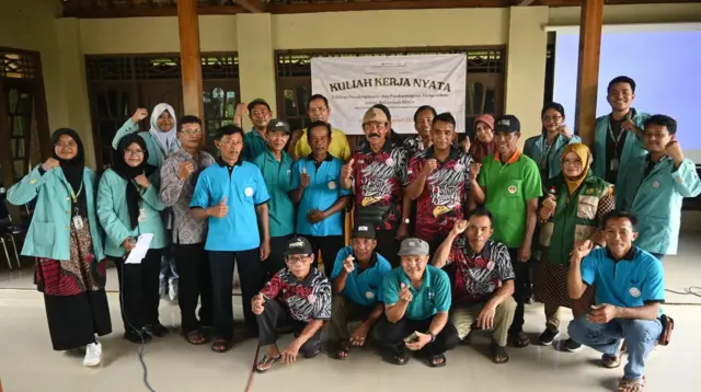 Gapoktan (Gabungan Kelompok Tani) Desa Kaliwedi Mengikuti Program Pembuatan POC dari Limbah Organik Rumah Tangga oleh Mahasiswa KKN Reguler 136 UNS, Sabtu (07/02/2026). (doc. pribadi)