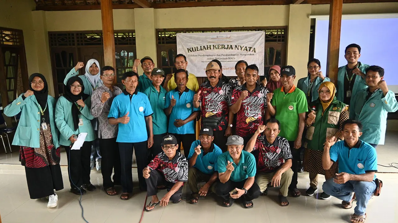 Gapoktan (Gabungan Kelompok Tani) Desa Kaliwedi Mengikuti Program Pembuatan POC dari Limbah Organik Rumah Tangga oleh Mahasiswa KKN Reguler 136 UNS, Sabtu (07/02/2026). (doc. pribadi)
