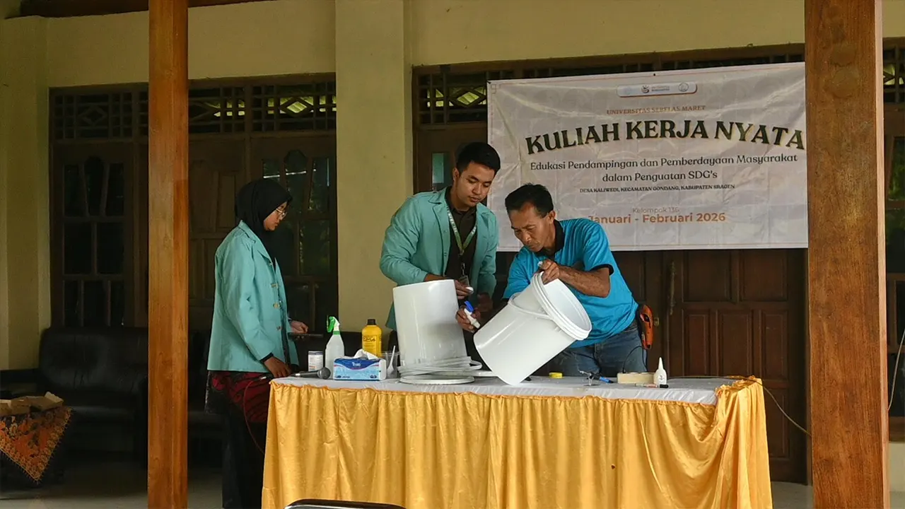 Surya Bintang Zudistira Selaku Penanggungjawab Program Pembuatan Alat Komposter Mendemonstrasikan Pembuatan Alat Komposter. (doc. pribadi)