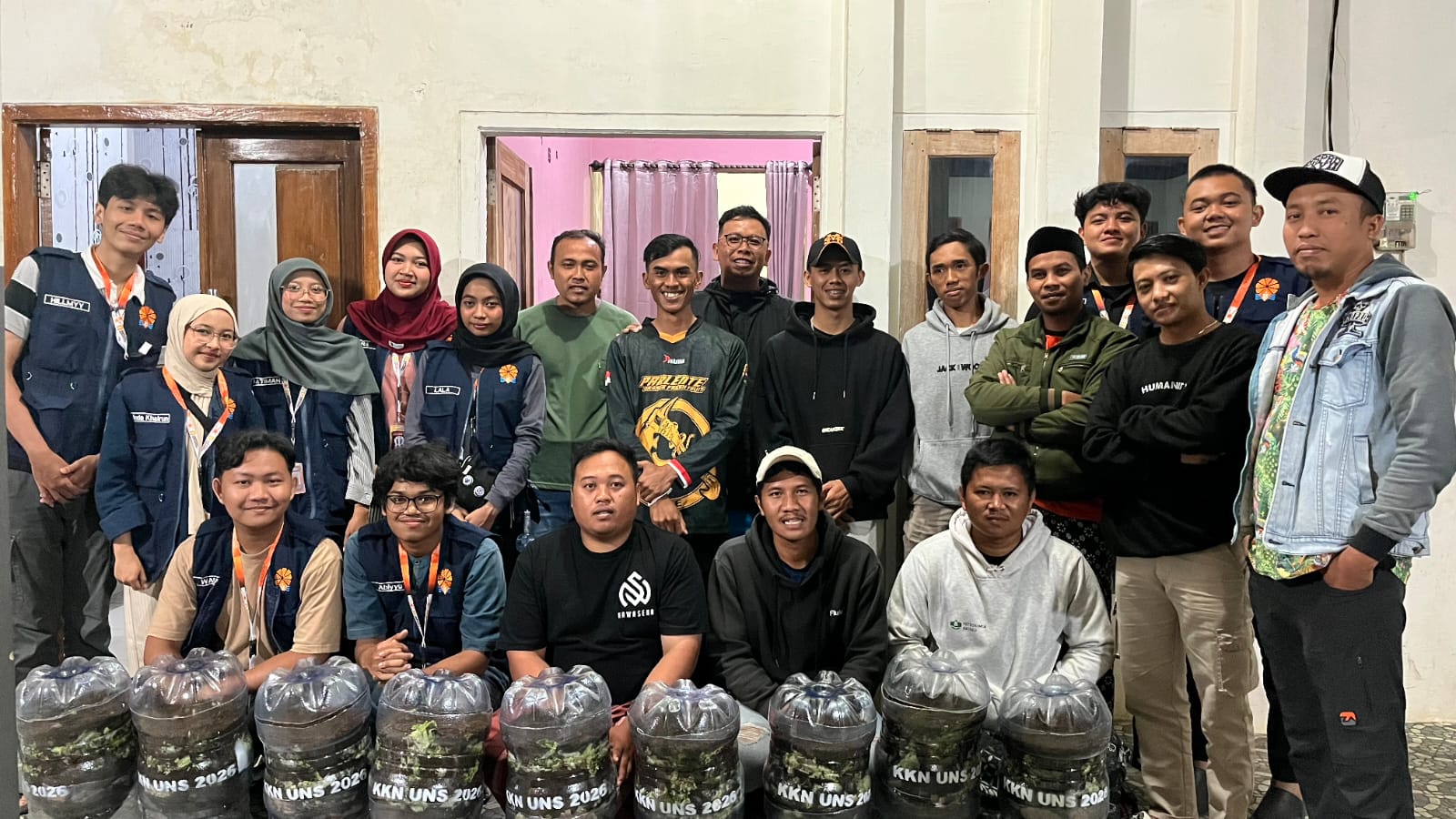 Dokumentasi bersama setelah pelaksanaan kegiatan Green Start from Home: Pelatihan Pembuatan Kompos Ramah Lingkungan bersama Kelompok Tani Muda. (doc. pribadi)