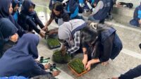 Pelaksanaan program kerja Mini Farm Hidroponik:Serunya Bertani dari Botol. Kegiatan ini merupakan bentuk edukasi pertanian perkotaan ramah lingkungan yang dilaksanakan di SMPN 1 Dau. (doc. pribadi)
