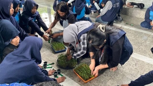 Pelaksanaan program kerja Mini Farm Hidroponik:Serunya Bertani dari Botol. Kegiatan ini merupakan bentuk edukasi pertanian perkotaan ramah lingkungan yang dilaksanakan di SMPN 1 Dau. (doc. pribadi)
