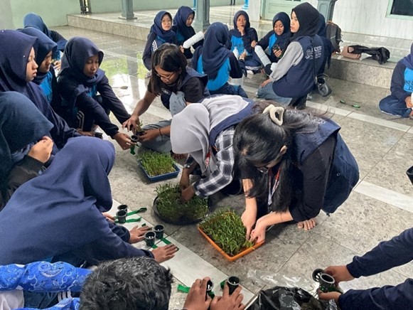 Pelaksanaan program kerja Mini Farm Hidroponik:Serunya Bertani dari Botol. Kegiatan ini merupakan bentuk edukasi pertanian perkotaan ramah lingkungan yang dilaksanakan di SMPN 1 Dau. (doc. pribadi)