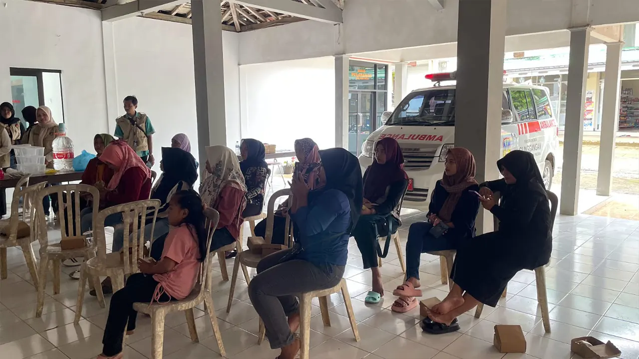 Ibu-ibu PKK dan warga Desa Glinggangan mengikuti sesi pelatihan UMKM yang digelar Mahasiswa KKN Reguler UNS Kelompok 107, Minggu (1/2/2026). (doc. pribadi)