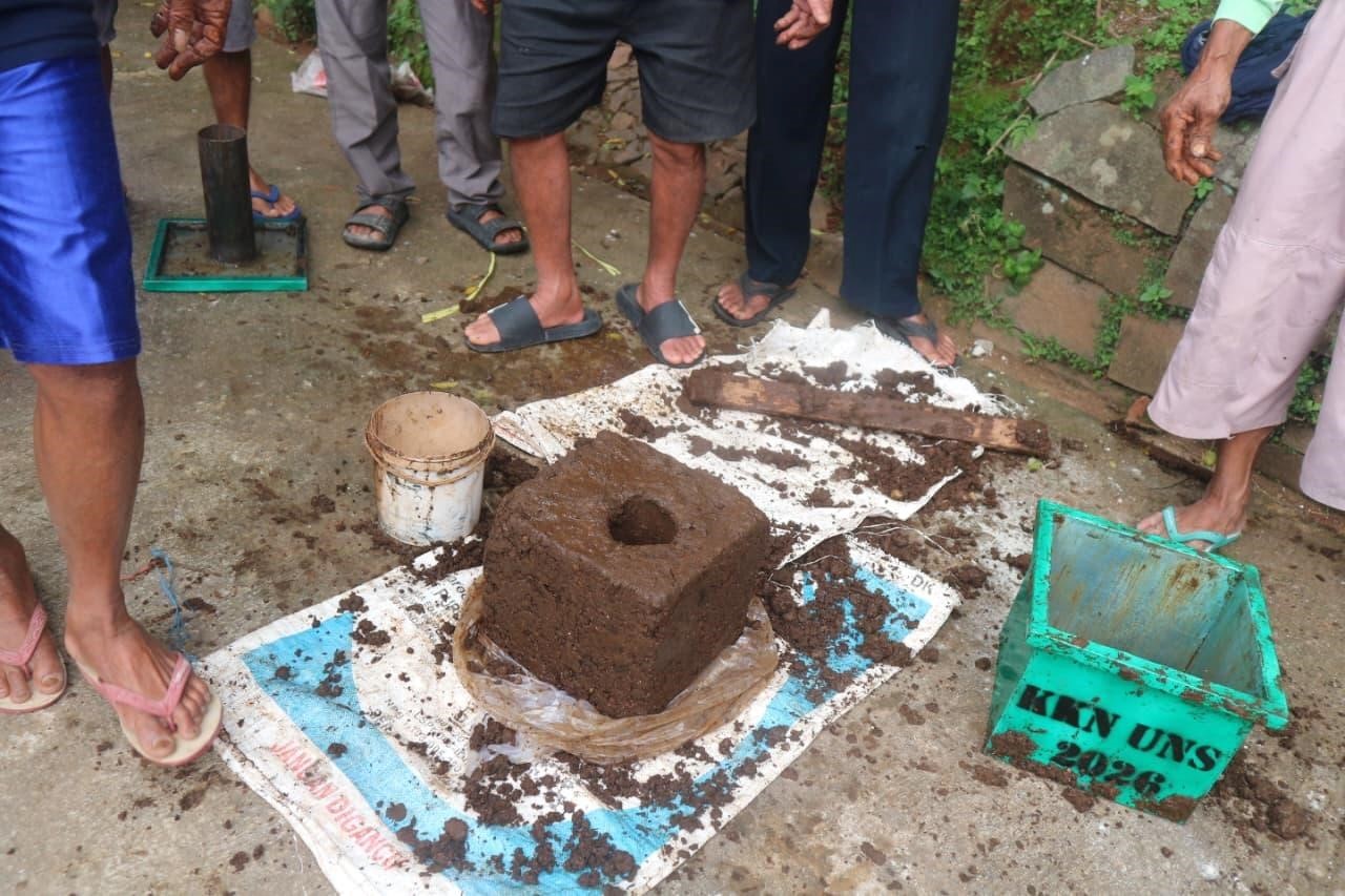 KTH Marsudi Tani 1 bersama mahasiswa KKN UNS 2026 menunjukkan hasil pembuatan kompos blok berbentuk kubus yang dicetak menggunakan cetakan khusus di Dusun Gempolan, Desa Gempolan, Kecamatan Kerjo, Kabupaten Karanganyar, Minggu (01/02/2026). (doc. pribadi)