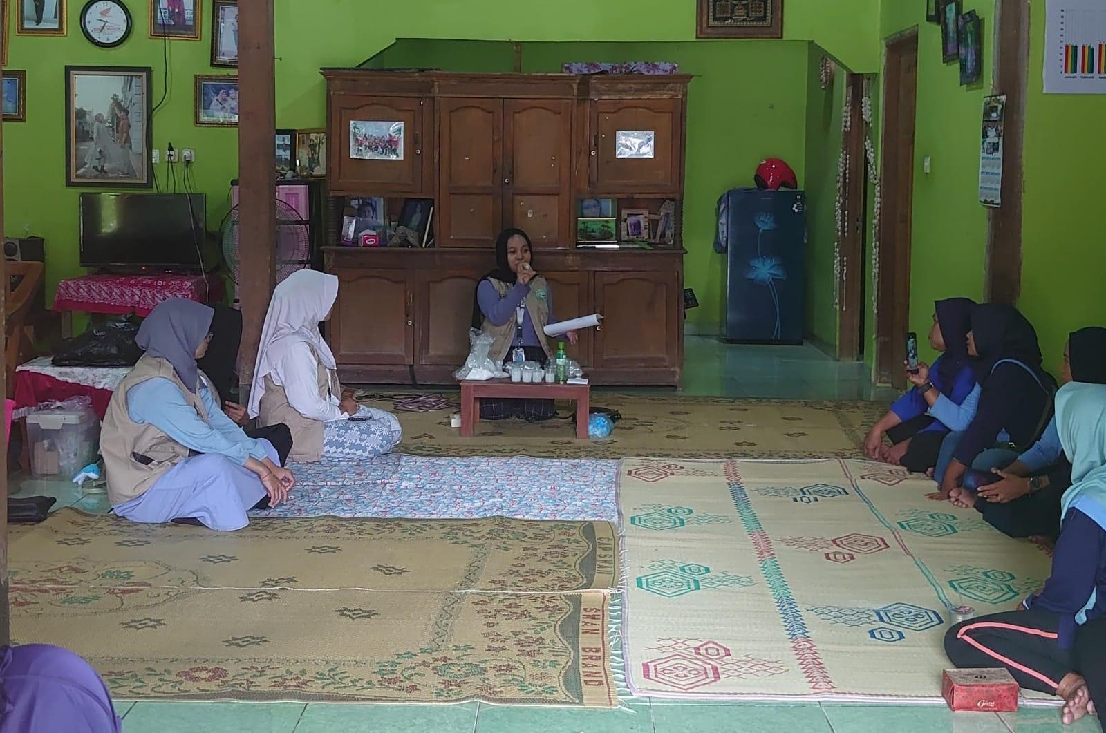 Kayla Azkuri Nabila Selaku Penanggungjawab Program Chembalm Enterprise Menyampaikan Tata Cara Produksi Balsem Anti-Nyamuk. (doc. pribadi)