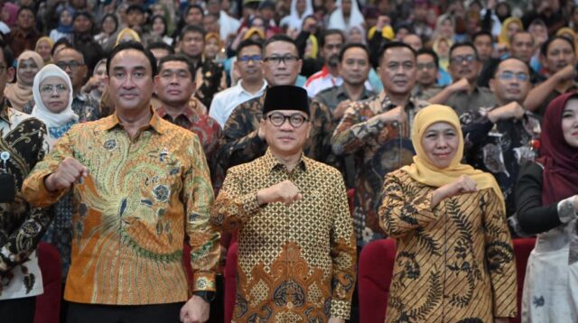 Kepala BNN RI Suyudi Ario Seto (kiri), Menteri Desa dan Pembangunan Daerah Tertinggal (Mendes PDT) Yandri Susanto (tengah), dan Gubernur Jawa Timur Khofifah Indar Parawansa (kanan) menghadiri Deklarasi Jawa Timur Bersih dari Narkoba (Bersinar) di Balai Budaya Jawa Timur, Surabaya, Jumat (13/2/2026). (doc. Angga/Kemendes PDT)