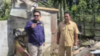 Kepala Desa Sidomulyo, Kamiludin, S.Kep., Ners (kanan), meninjau langsung proses pembongkaran tahap awal Pasar Desa Sidomulyo, Senin (2/2/2026), didampingi perangkat desa. Peninjauan dilakukan untuk memastikan revitalisasi pasar berjalan sesuai rencana serta memperhatikan aspek keselamatan dan kenyamanan warga. (doc. ppid-desa.jemberkab.go.id)