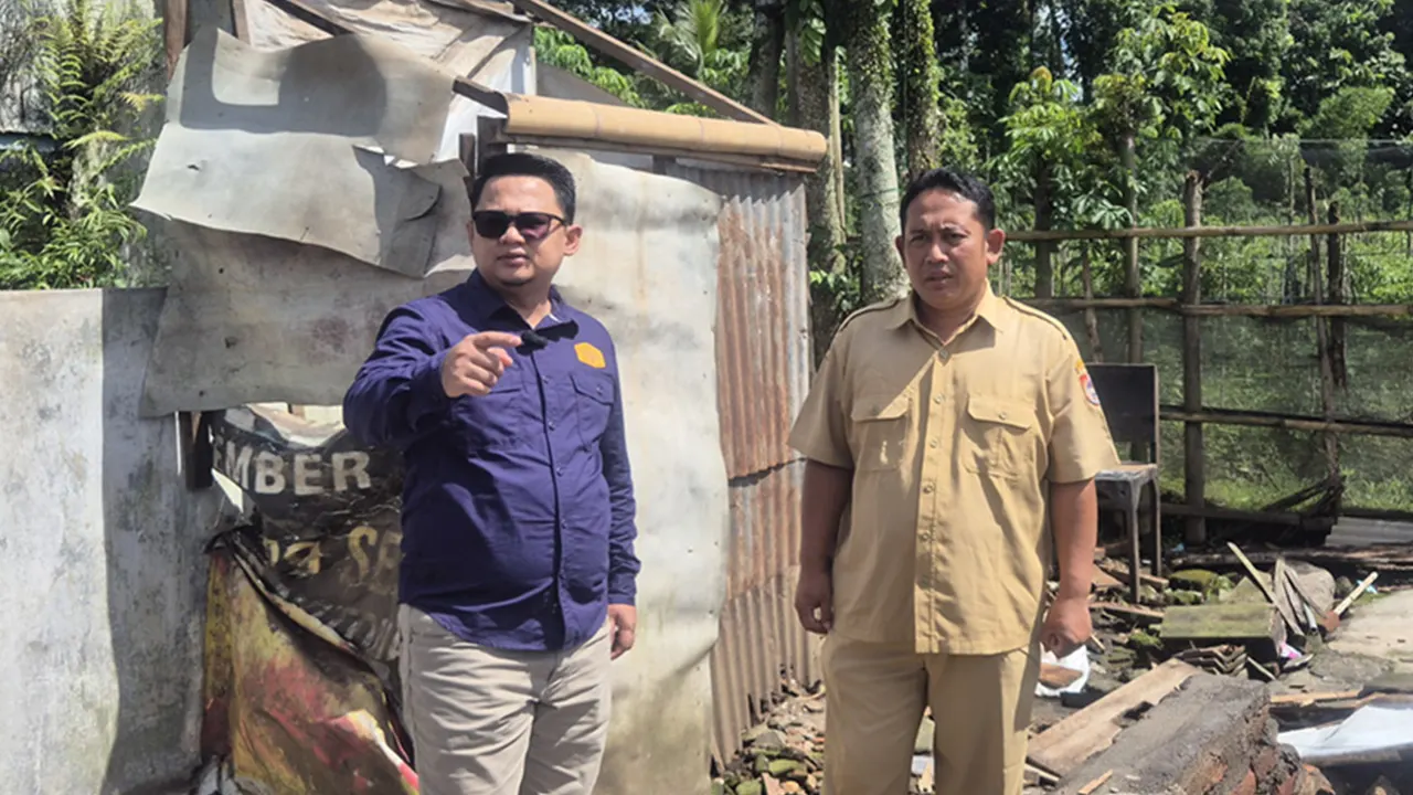 Kepala Desa Sidomulyo, Kamiludin, S.Kep., Ners (kanan), meninjau langsung proses pembongkaran tahap awal Pasar Desa Sidomulyo, Senin (2/2/2026), didampingi perangkat desa. Peninjauan dilakukan untuk memastikan revitalisasi pasar berjalan sesuai rencana serta memperhatikan aspek keselamatan dan kenyamanan warga. (doc. ppid-desa.jemberkab.go.id)