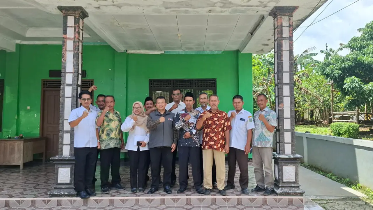 Ketua Bawaslu Kabupaten Kebumen, Amin Yasir (tengah), berfoto bersama jajaran pemerintah desa dan perangkat Desa Jatiroto usai kegiatan Konsolidasi Demokrasi di Desa Jatiroto, Kecamatan Buayan, Rabu (4/2/2026). (doc. humas bawaslu kebumen)