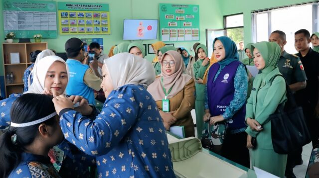 Kader Posyandu Kemuning 527 melakukan pengukuran lingkar kepala balita saat penilaian Lomba Posyandu Berprestasi Tingkat Kesdam V/Brawijaya di Yonif 527/BY, Kabupaten Lumajang, Selasa (3/2/2026). (doc. Kominfo Lumajang/Ardi)