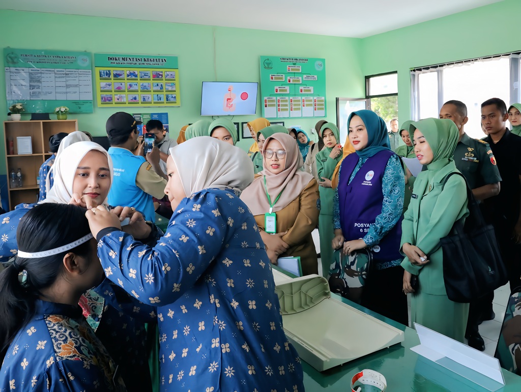 Kader Posyandu Kemuning 527 melakukan pengukuran lingkar kepala balita saat penilaian Lomba Posyandu Berprestasi Tingkat Kesdam V/Brawijaya di Yonif 527/BY, Kabupaten Lumajang, Selasa (3/2/2026). (doc. Kominfo Lumajang/Ardi)