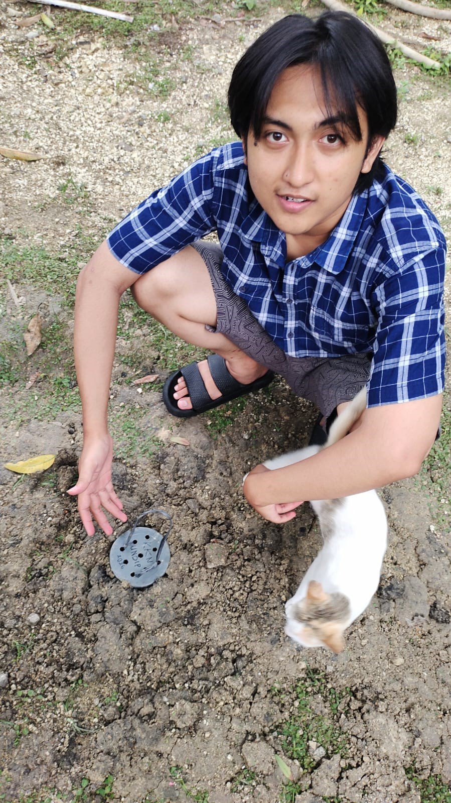 Lubang Resapan Biopori yang Tertanam. (doc. pribadi)