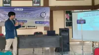 Mahasiswa BBK 7 Universitas Airlangga memaparkan materi pemanfaatan Canva, kecerdasan buatan (AI), dan sistem pembayaran QRIS kepada pelaku UMKM Desa Sedagaran dalam program SEMEDI (Literasi Digital Sedagaran) yang digelar di Balai Desa Sedagaran, Sabtu (25/1/2026). (doc. pribadi)