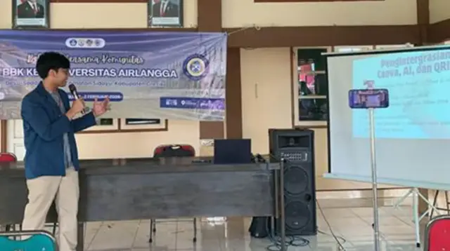Mahasiswa BBK 7 Universitas Airlangga memaparkan materi pemanfaatan Canva, kecerdasan buatan (AI), dan sistem pembayaran QRIS kepada pelaku UMKM Desa Sedagaran dalam program SEMEDI (Literasi Digital Sedagaran) yang digelar di Balai Desa Sedagaran, Sabtu (25/1/2026). (doc. pribadi)