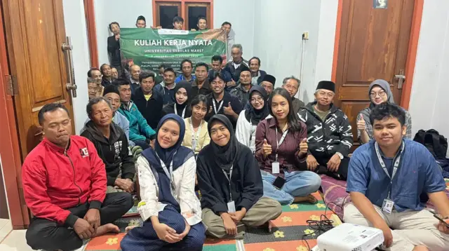 Mahasiswa KKN 120 Universitas Sebelas Maret (UNS) bersama Kelompok Tani dan warga Dusun Bodean, Desa Candi Garon, Kecamatan Sumowono, berfoto bersama usai kegiatan sosialisasi pemanfaatan jamur Trichoderma sp. sebagai agen hayati untuk meningkatkan kesuburan tanah dan mendukung pertanian berkelanjutan.(doc. pribadi)