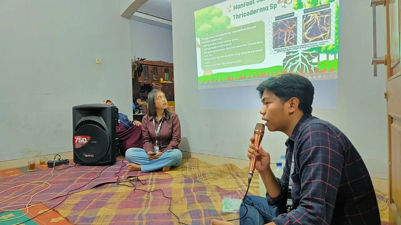 Mahasiswa KKN 120 Universitas Sebelas Maret (UNS) memaparkan materi sosialisasi pemanfaatan jamur Trichoderma sp. kepada petani Dusun Bodean, Desa Candi Garon, Kecamatan Sumowono. (doc. pribadi)