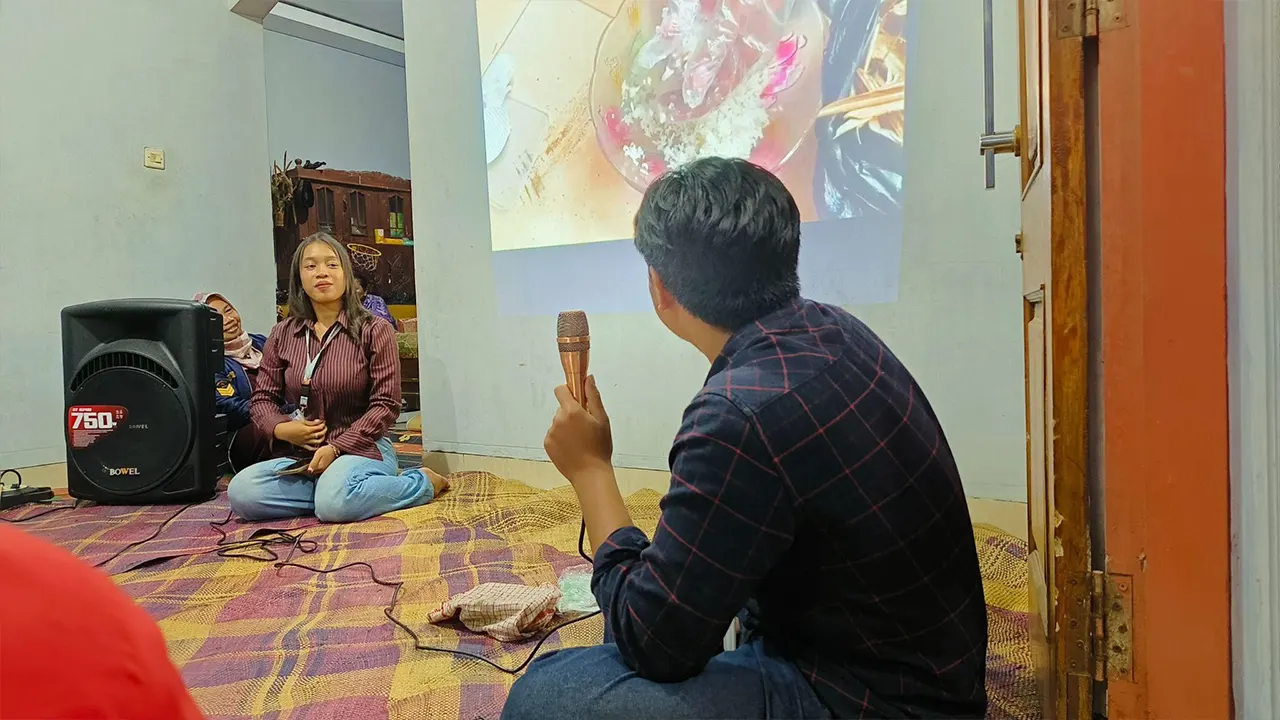 Mahasiswa KKN 120 Universitas Sebelas Maret (UNS) memberikan penjelasan teknis pembuatan media pengembang Trichoderma sp. kepada petani Dusun Bodean, Desa Candi Garon, Kecamatan Sumowono, melalui pemutaran materi visual dan diskusi interaktif sebagai bagian dari edukasi pertanian berkelanjutan. (doc. pribadi)