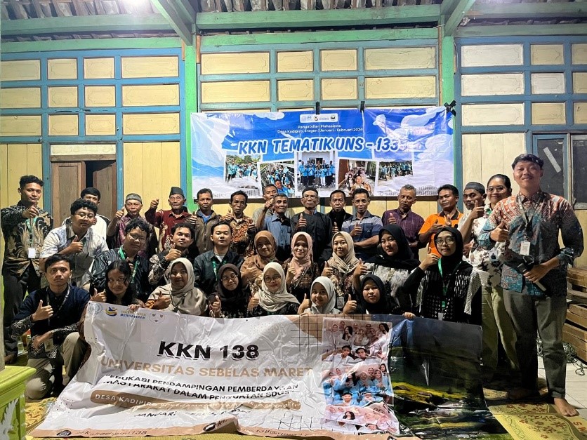 Mahasiswa KKN 138 UNS memberikan sosilisasi dan demo tentang solusi PGPR kepada petani di Desa Kadipiro sebagai bagian dari mengatasi penyakit bercak coklat Senin (30/1/2026). (doc. pribadi)