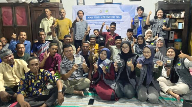 Mahasiswa KKN 50 UNS bersama petani Dusun Koci menunjukkan produk BRISEPA usai kegiatan sosialisasi pengolahan sekam padi di Desa Metesih, Kecamatan Jiwan, Kabupaten Madiun, Selasa (10/2/2026). (doc. KKN 50 UNS)