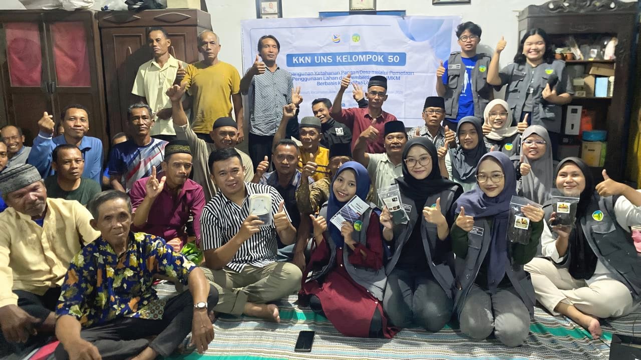 Mahasiswa KKN 50 UNS bersama petani Dusun Koci menunjukkan produk BRISEPA usai kegiatan sosialisasi pengolahan sekam padi di Desa Metesih, Kecamatan Jiwan, Kabupaten Madiun, Selasa (10/2/2026). (doc. KKN 50 UNS)