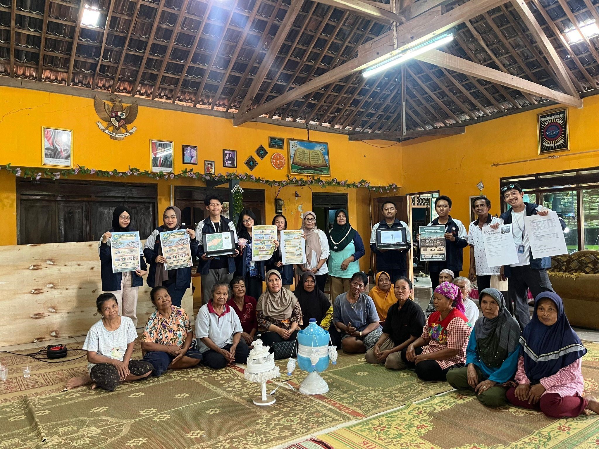 Mahasiswa KKN Melakukan Sosialisasi Bersama Para Ibu Rumah Tangga di Desa Ngadirojo Kidul. (doc. Pribadi)