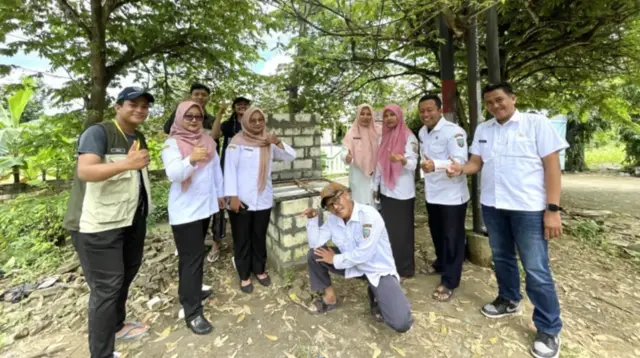 Mahasiswa KKN PPM UGM Unit Gumilang Gunem bersama perangkat Desa Panohan berfoto usai sosialisasi dan demonstrasi penggunaan insinerator sederhana minim polusi di Kecamatan Gunem, Kabupaten Rembang, Jawa Tengah, Selasa (3/2/2026). (doc. pribadi)