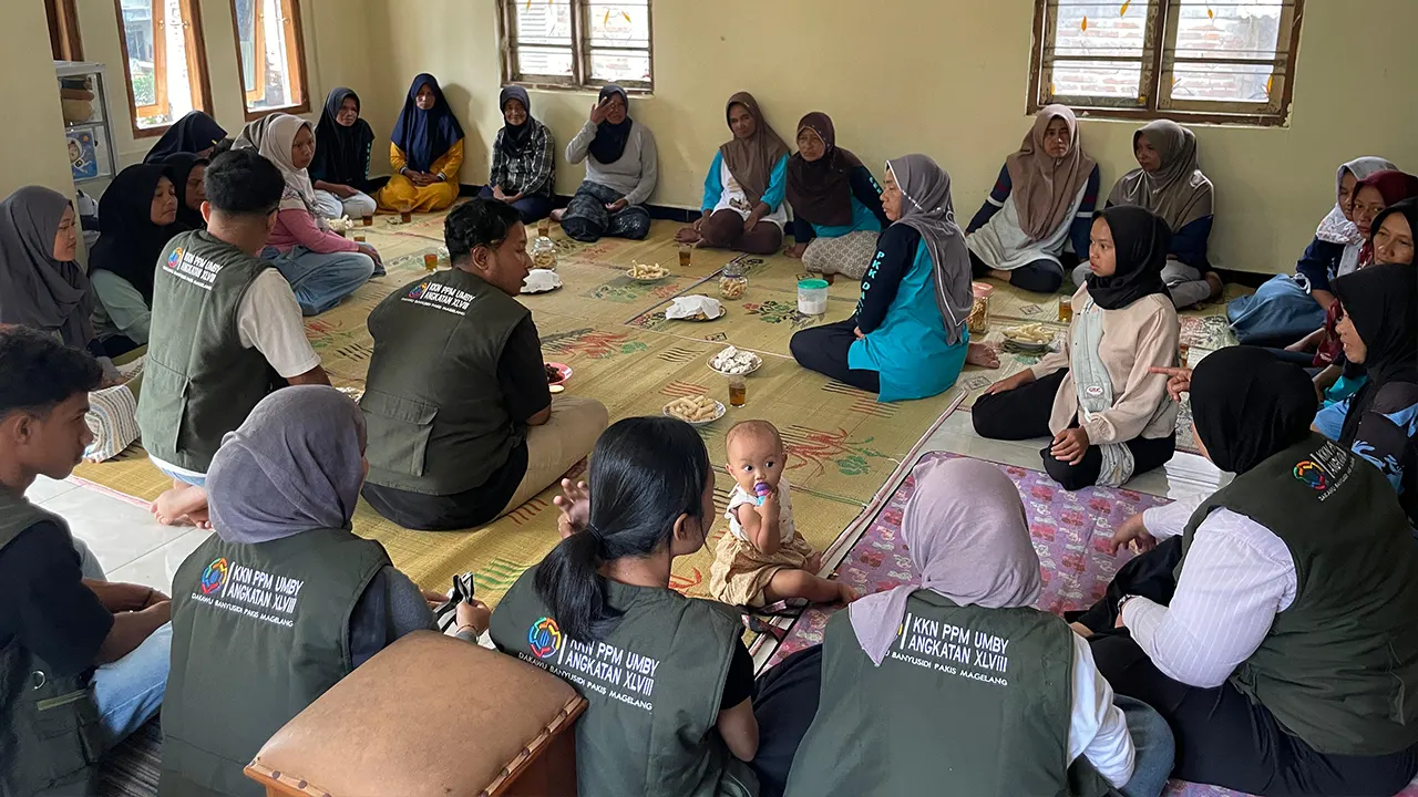 Mahasiswa KKN PPM UMBY Angkatan XLVIII berdiskusi bersama warga Dusun Dakawu, Desa Banyusidi, Kecamatan Pakis, Kabupaten Magelang, dalam kegiatan sosialisasi penguatan UMKM dan inovasi produk sambal kemasan, Sabtu (29/1/2026). (doc. pribadi)