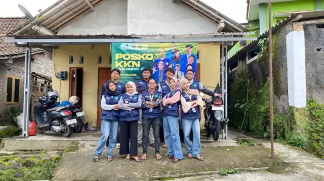 Mahasiswa KKN PPM XLVIII Kelompok 22 Universitas Mercu Buana Yogyakarta berfoto bersama di depan Posko KKN Dusun Sikendil, Banyusidi. (doc. pribadi)