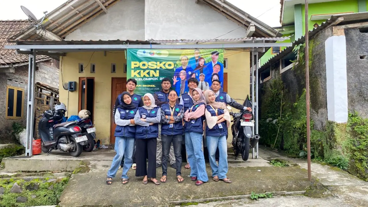 Mahasiswa KKN PPM XLVIII Kelompok 22 Universitas Mercu Buana Yogyakarta berfoto bersama di depan Posko KKN Dusun Sikendil, Banyusidi. (doc. pribadi)